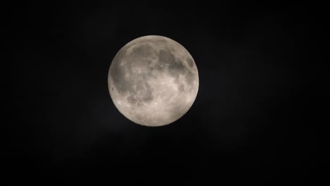 Clouds-passing-by-the-full-moon,-real-time-shot