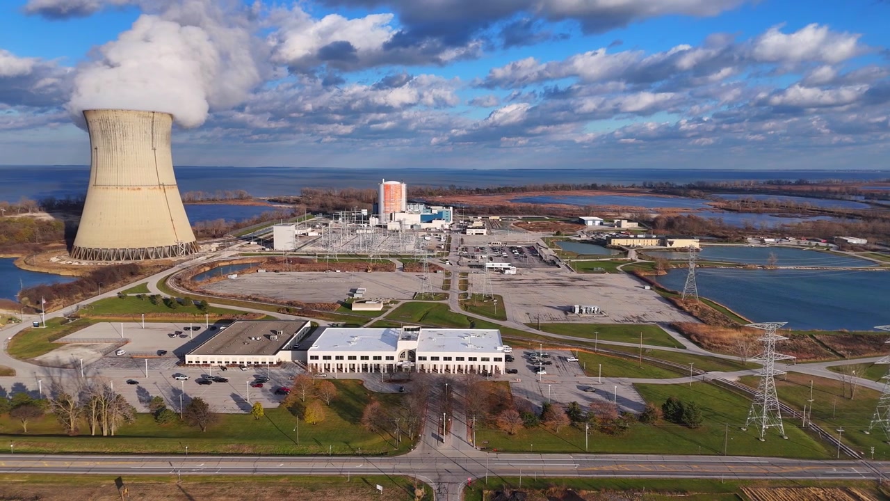 Szerokie ujęcie z lotu ptaka Elektrowni Jądrowej Davis-Besse na wybrzeżu Jeziora Erie w Ohio, USA