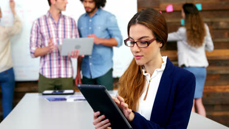 ejecutivo de negocios que utiliza tableta digital en la reunión
