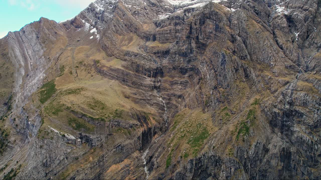 Majestætiske Cirque de Gavarnie med sine tårnhøje kalkstensklipper og vandfald.