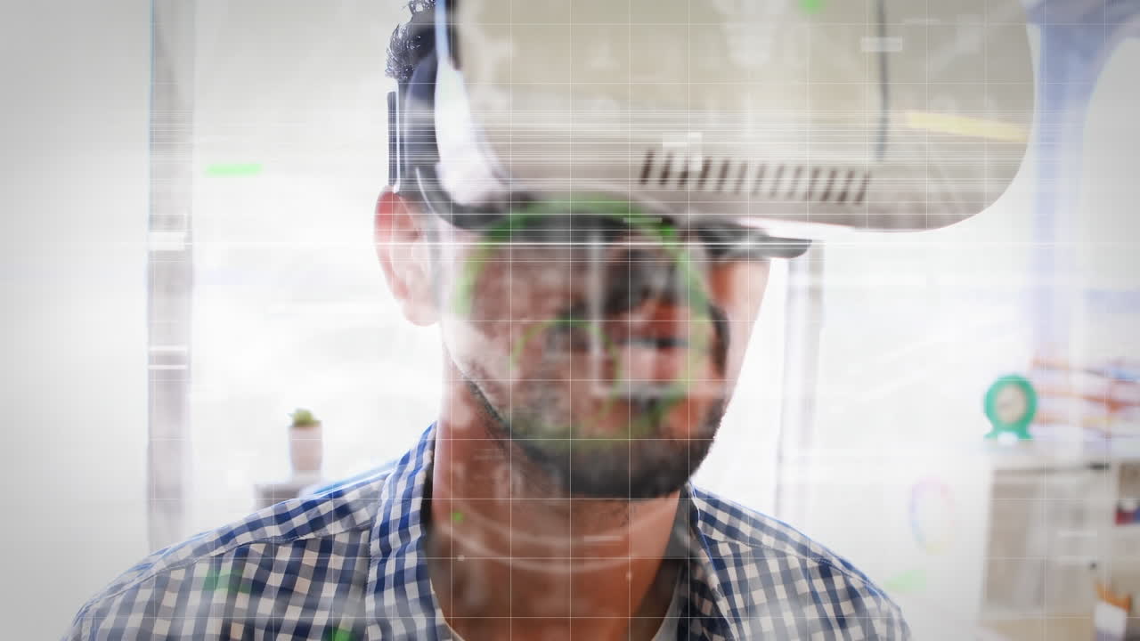 múltiples iconos digitales sobre el procesamiento de datos contra el hombre de negocios que usa auriculares vr en la oficina