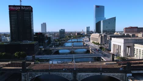 Excellent-Aerial-View-Of-Cars-Driving-Over-Bridges-Into-Philadelphia,-Pennsylvania