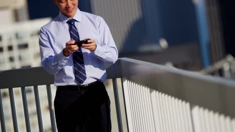 retrato de un hombre de negocios chino asiático usando tecnología de pantalla táctil