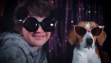 4k perro gracioso y niño posando con gafas de sol