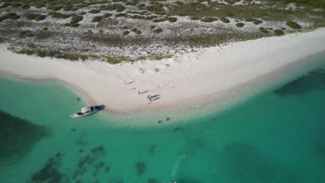 Una-Serena-Playa-En-Los-Roques-Con-Aguas-Cristalinas,-Día-Soleado,-Vista-Aérea