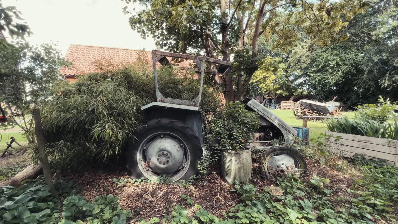viejo equipo histórico de maquinaria agrícola sentado en un campo de agricultores