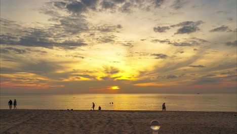 el atardecer en la playa de karon