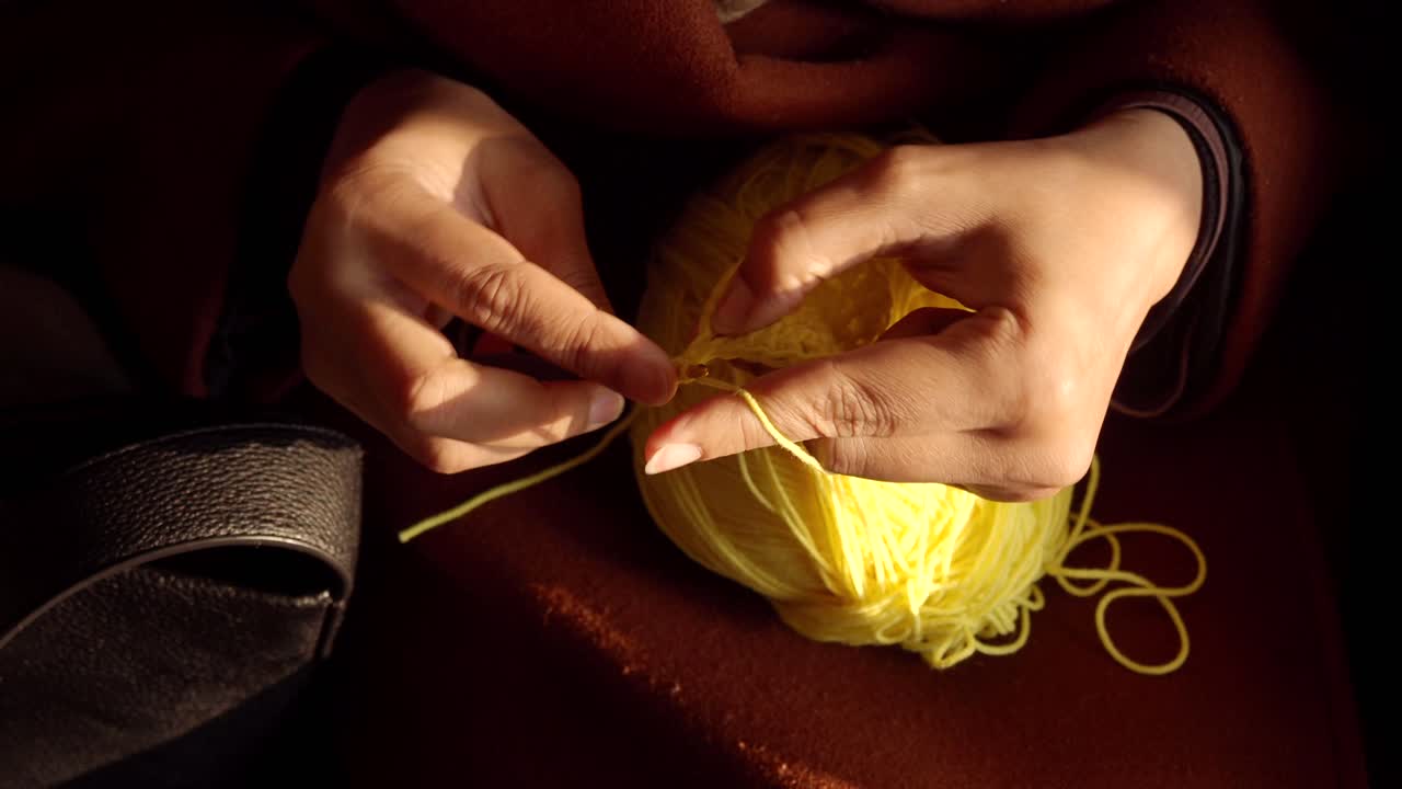 노란색 가닥 으로 매는 여자