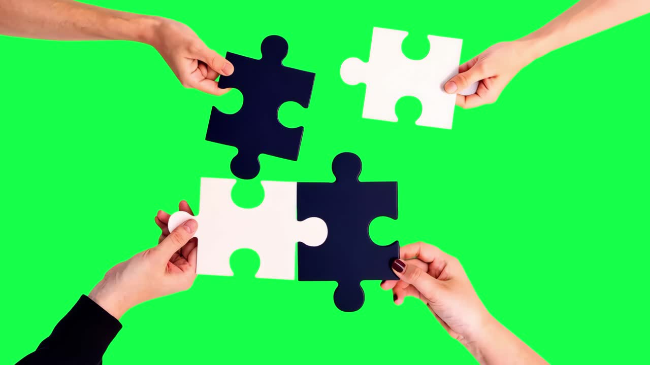 Animazione di mani che tengono pezzi di puzzle, video 4K trasparente, schermo verde