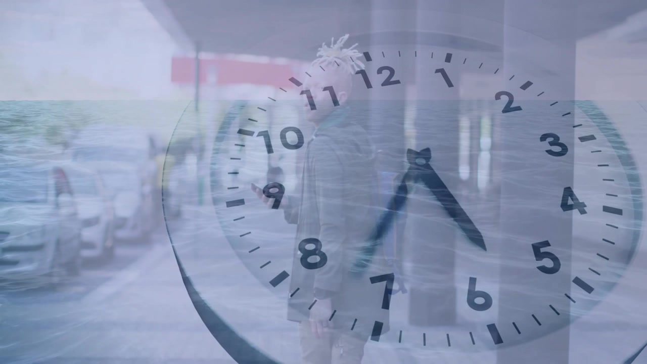 Superposición de reloj mostrando el paso del tiempo con olas del océano para demostración tecnológica, con un hombre caminando y hablando por smartphone.
