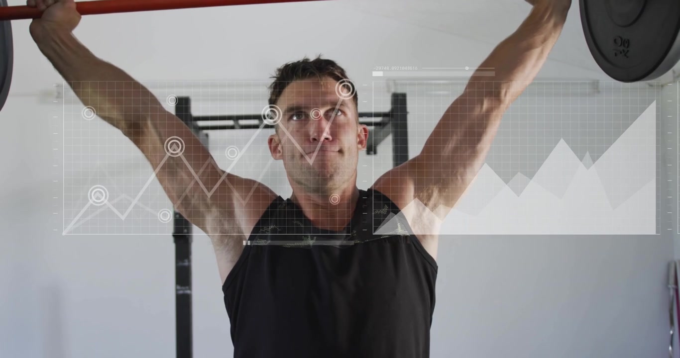 Uomo atletico in palestra che solleva un bilanciere sopra la testa e fa rematore, con grafici HUD che tracciano il fitness.