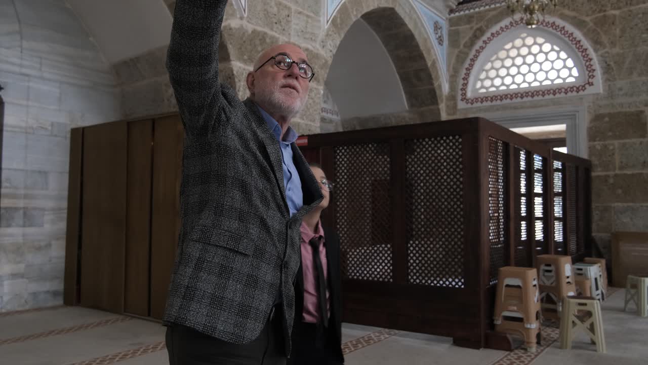 모스크에 대해 이야기하고 있습니다.