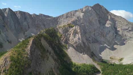 Un-Emocionante-Recorrido-En-Helicóptero-Por-Las-Montañas-Rocosas-Canadienses,-Impresionantes-Vistas-Aéreas-De-Picos-Nevados,-Glaciares,-Ríos-Y-Bosques