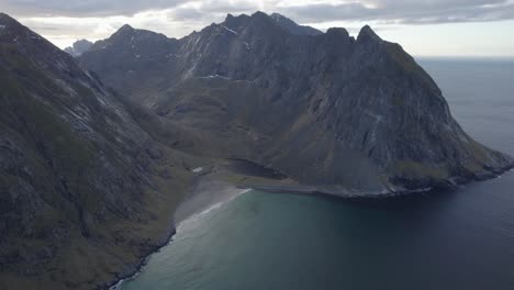 vista aérea de una enorme cordillera, en lofoten nublado, noruega - aumento, disparo de drones