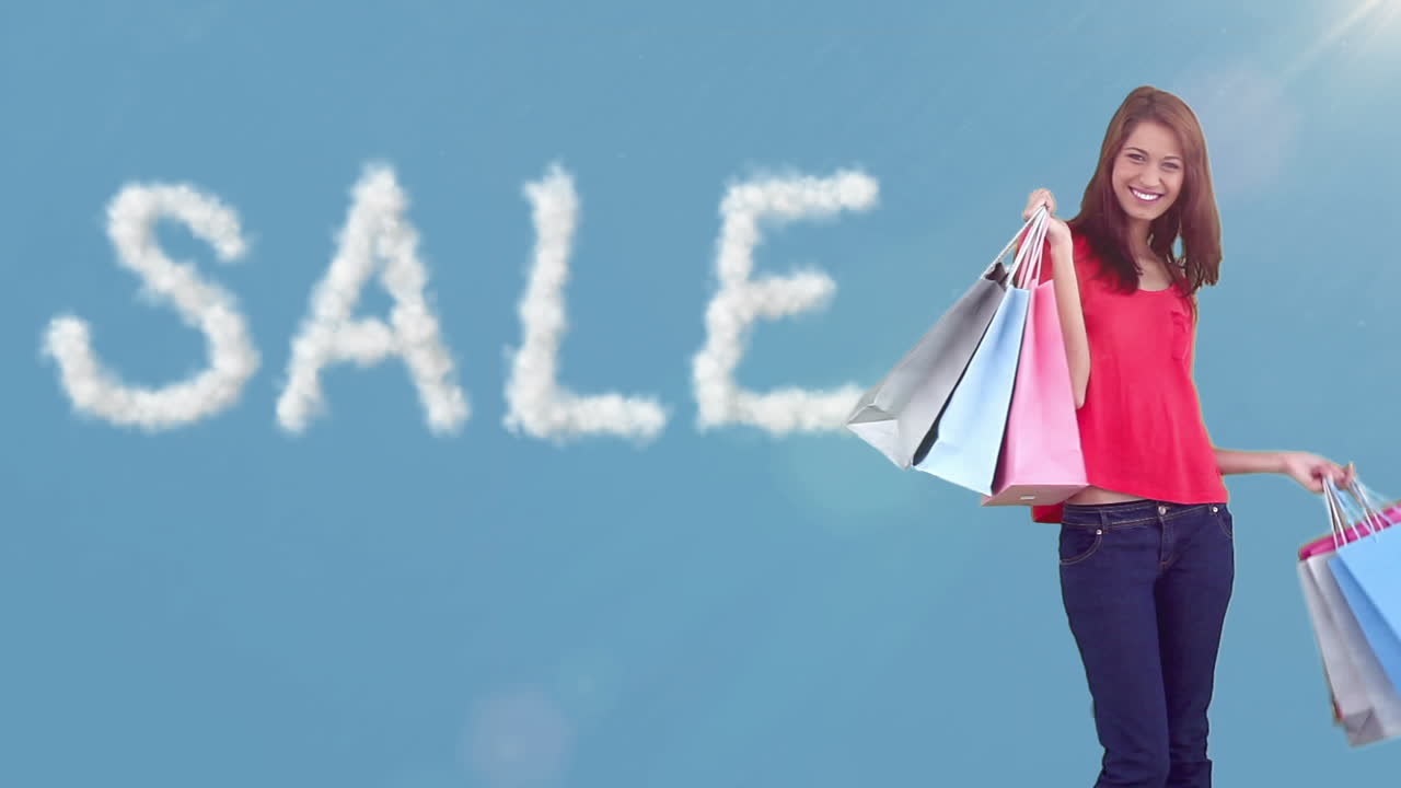 쇼핑 가방 을 들고 있는 미소 짓는 여자