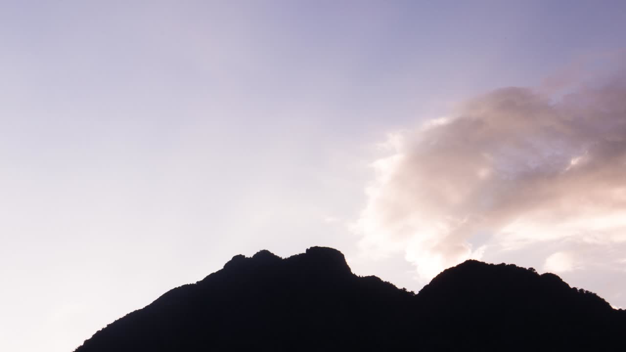 rayo de sol detrás de la montaña al atardecer cultivo hd