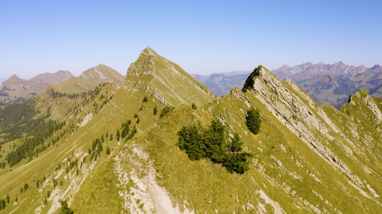 vuelo bajo por encima de empinadas cumbres cubiertas de hierba cerca de "la cape au moine", vaud - suiza