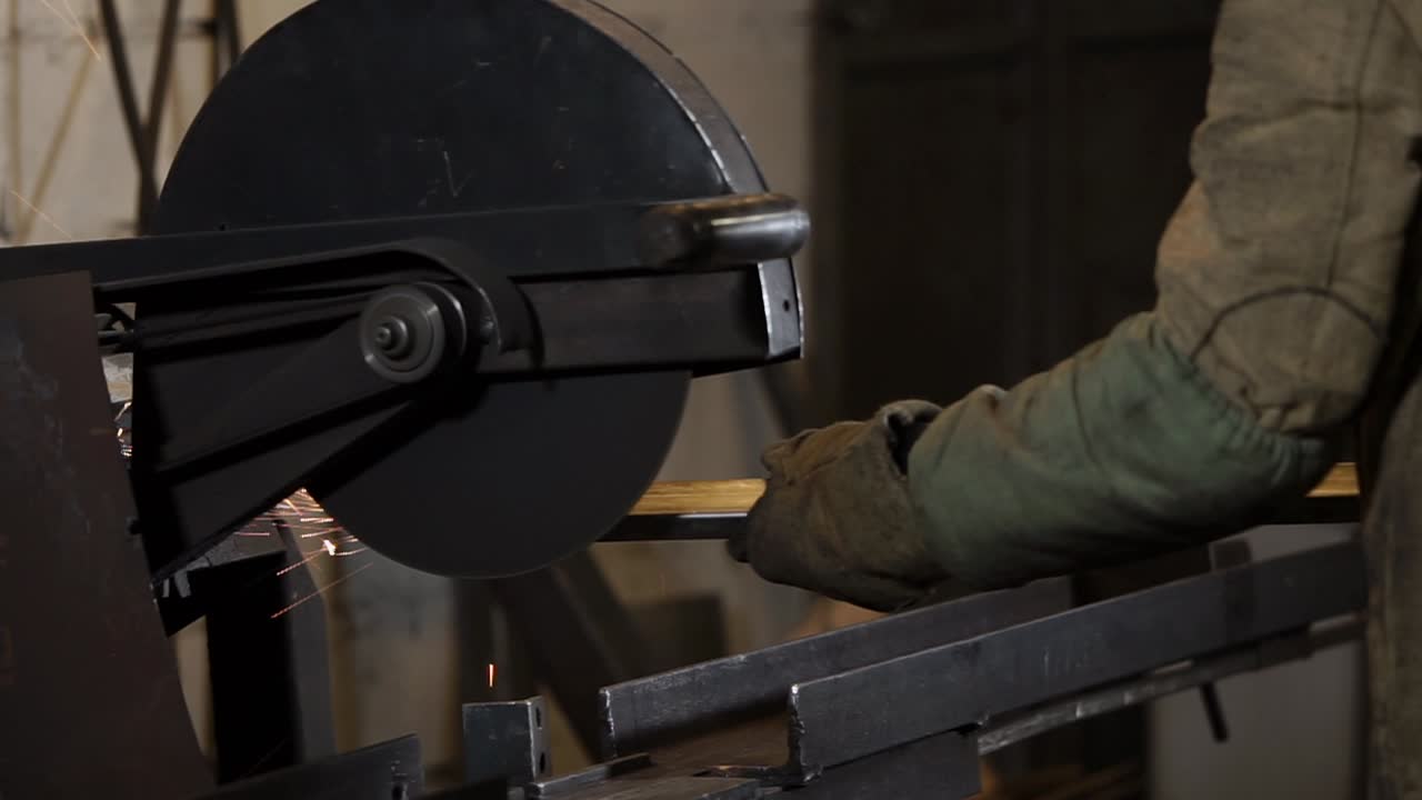 proceso de corte de metales en un taller