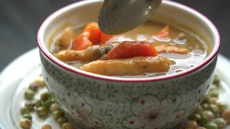 Mojar-Bolas-De-Masa-Dentro-De-Un-Tazón-De-Sopa-Preparar-Sopa-Jamaicana-De-Guisantes-Gungo-Después-De-Ser-Recogidas-Del-árbol,-Cultivo-De-Proteínas-Frescas-Y-Verdes-Saludables-Cosechadas