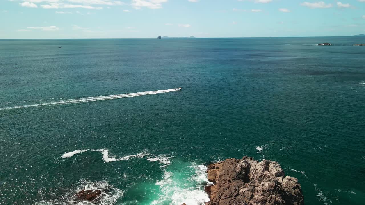 barco que pasa a lo largo de la costa de la península de coromandel, nueva zelanda