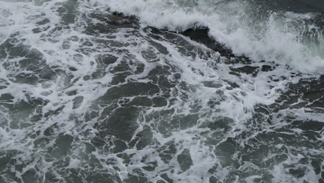 Gran-Salpicadura-De-Olas-En-Las-Aguas-Espumosas-Del-Mar,-Tiro-Ancho-En-Cámara-Lenta