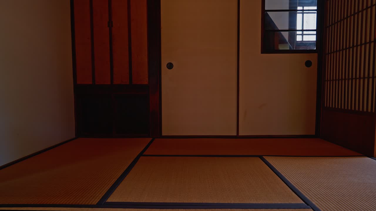 Stabilní pohled z nízkého úhlu na klidný japonský interiér s rýžovými tatami rohožemi a papírovými posuvnými dveřmi v architektonickém muzeu pod širým nebem Edo-Tokyo.