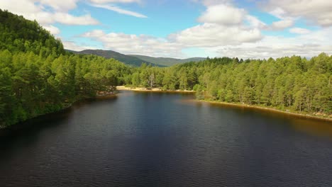 Las-Tranquilas-Aguas-Del-Lago-An-Eilein:-Una-Joya-De-Aviemore-Vista-Desde-Arriba-–-Tierras-Altas-De-Escocia