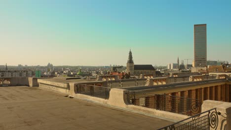 Paisaje-Urbano-De-Bruselas-Con-Iglesia-Y-Edificios-De-Gran-Altura-En-Bruselas,-Bélgica