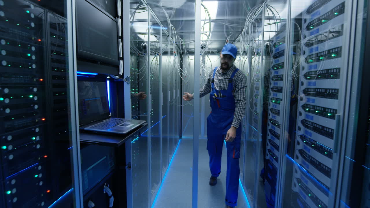 técnico informático trabajando en una sala de servidores