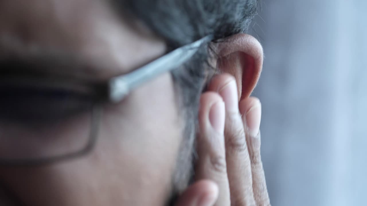 hombre tocando su oreja