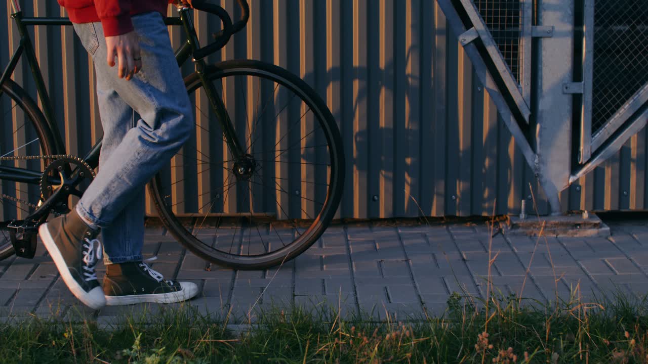 고정 기어 자전거를 가진 남자