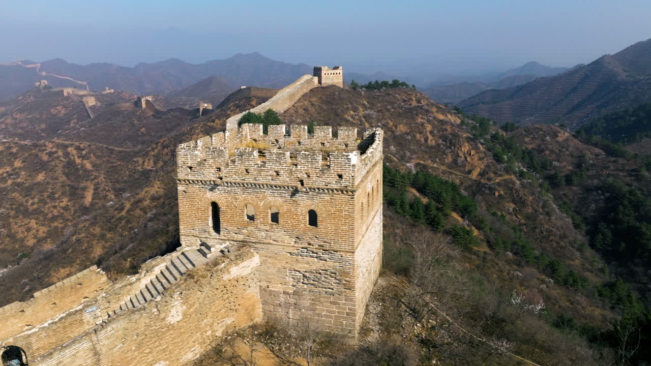 Alter Turm mit Treppe im Abschnitt Jinshanling der Chinesischen Mauer an einem nebligen Morgen