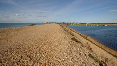 Longshot-Mirando-Hacia-Abajo,-Hurst-Spit-Con-Pantanos-De-Keyhaven-Y-Milford-En-El-Mar-Al-Fondo