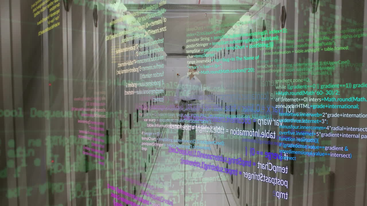 animación del lenguaje informático, hombre caucásico mirando los racks de servidores mientras camina en la sala de servidores