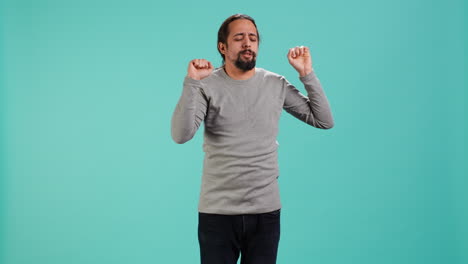 retrato de un hombre estirando su cuerpo para aliviar el estrés muscular