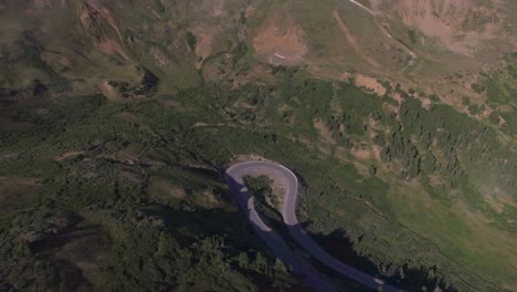 Autos,-Die-In-Großer-Höhe-Durch-Kurvenreiche-Felsige-Gebirgspassstraßen-Fahren,-Drohne-4k