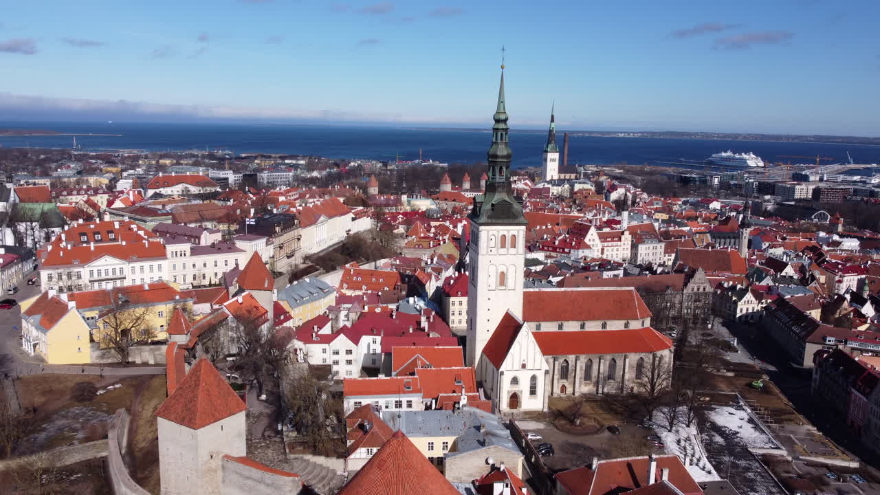 hermoso casco antiguo de tallin aéreo, transbordadores del mar báltico en segundo plano