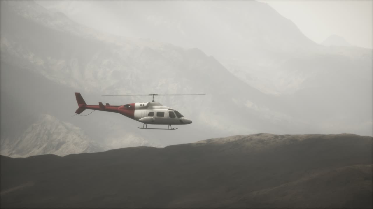 안개 가 있는 산 근처 에 비행 하는 극단적 인 느린 움직임 의 헬리 ⁇ 터