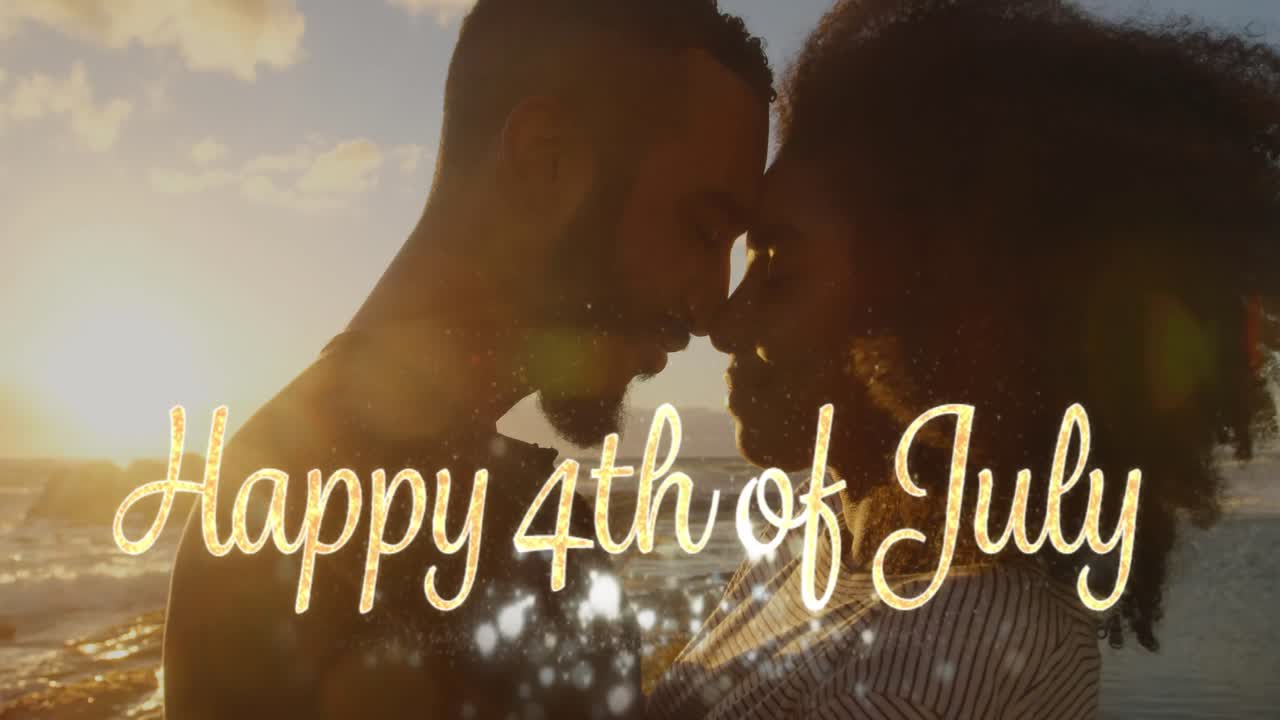 Auguri per il 4 luglio e una coppia in spiaggia 4k