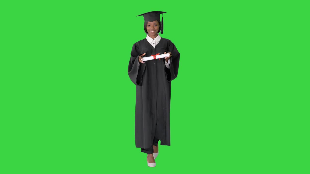 Giovane studente universitario africano che cammina e ride su uno schermo verde, chroma key.