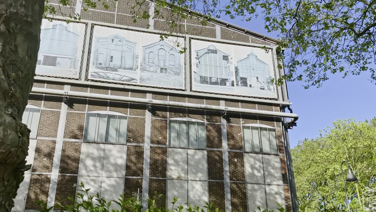 사람들이 거기서 일했을 때 보였던 외벽에 그림이 있는 오래된 공장 건물