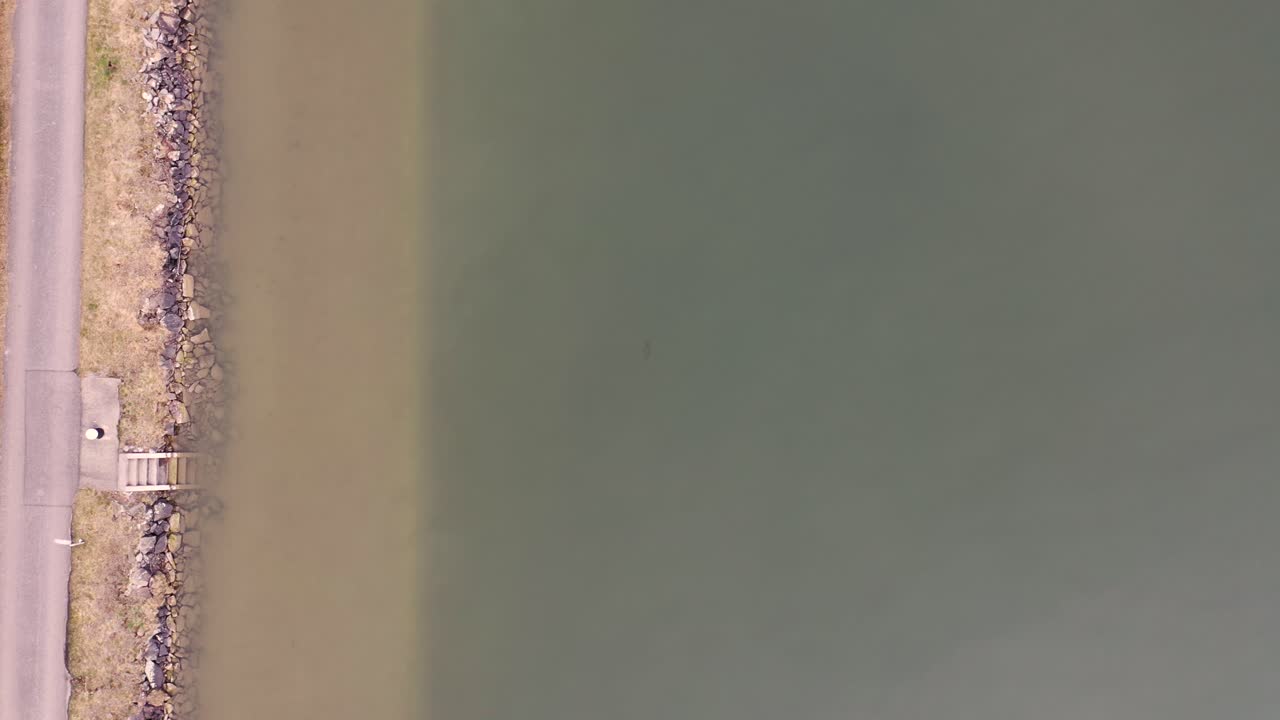 vista a volo d'uccello su un fiume mentre il drone scende lentamente