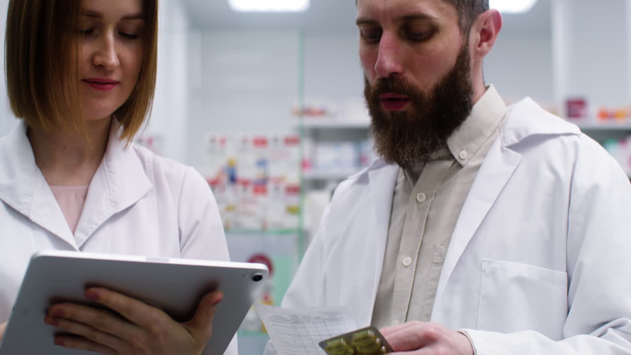 farmacéuticos que trabajan en interiores