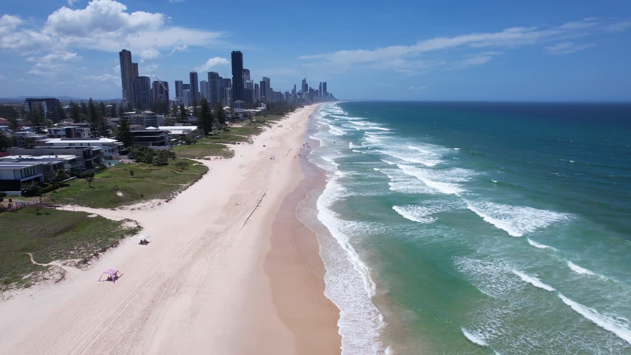 Luftfoto af Mermaid Beach mod Surfers Paradise skyline på Gold Coast, Queensland, Australien