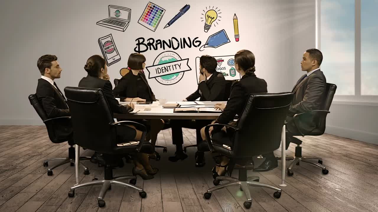 gente de negocios mirando la pantalla digital que muestra la marca