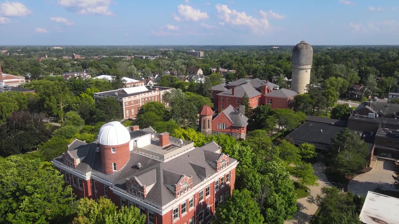Sherzer-Observatorium an der Eastern Michigan University in Ypsilanti, Michigan, USA, mit dem historischen Wasserturm von Ypsilanti im Hintergrund.
