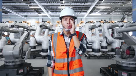 trabajador industrial con robots
