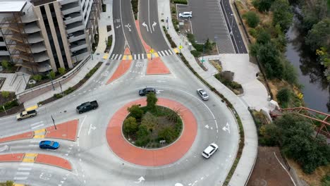 Luftaufnahme-Eines-Autokreisverkehrs-Im-Zeitraffer