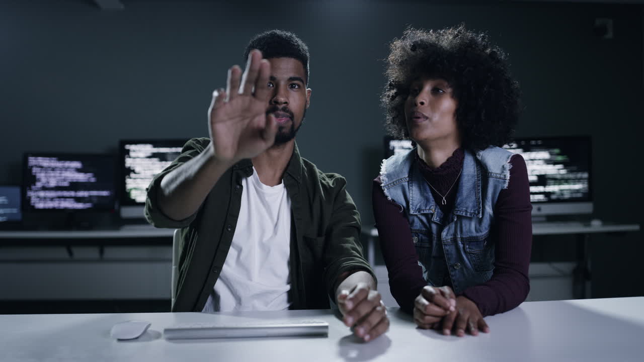 imágenes de 4k de un joven programador gestando