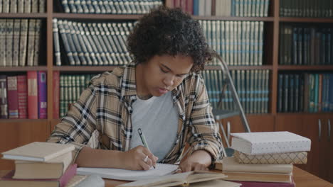 estudiante estudiando en una biblioteca